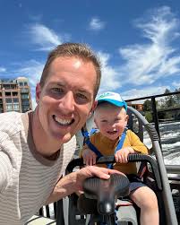 With morning walks by the water 🏖️ and evening sunsets ☀️on the deck, this  home makes everyday life feel like a getaway. Tucked into a quiet Post  Falls neighborhood, this split-level charmer