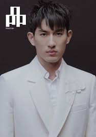 演戏也是一门艺术，孙政又是如何理解“艺术/匠人精神”？, 时尚 VALENTINO @maisonvalentino, 摄像 ANDREW GOH  @andugo, 时尚总监 JOHNNY KHOO @johnnykhookhoo, 造型 KARIN TAN @karin_wj, 美术指导 ANG  POH LEE @pohleeang, 专访 ZHAO LU @lulu_424, 发型 ...