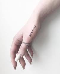 50 Simple Tattoos For Women Tatoveringsideer Liten Tatovering Enkle Tatoveringer