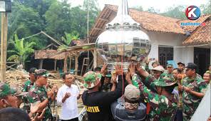 Namun adakalanya kegiatan gotong royong ini juga berasal dari kepala lingkungan, kepala desa dan ketua kelompok adat. Kupas Tuntas Tni Dan Masyarakat Gotong Royong Membangun Tempat Ibadah