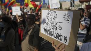 Pai.au profitat, au proiectat tot meciul pe cele 5 ecrane din piata si au avut si comentator sportiv! Protest In PiaÈa Victoriei FaÈÄ De Noile RestricÈii Jandarmii Au Dat 15 Amenzi