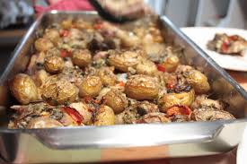 Un secondo piatto che vi farà fare un figurone, senza dover perdere troppo tempo in cucina, ma godendovi i vostri cari riuniti per le feste. Agnello Al Forno Con Patate Novelle E Lampascioni Cucinare Facile