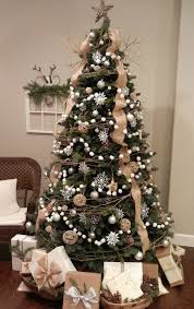 Árvore de natal com decoração de fitas, flores e bolinhas douradas. Pin Em Natal