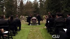 Comme tous les jeunes gens de son époque, jeannine deckers a soif de liberté et de découverte. Arrow Saison 4 Le Trailer De L Episode 19 Devoile L Enterrement Premiere Fr