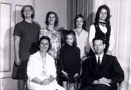 O delegație din 9 deputați moldoveni va participa la funeraliile majestății sale regele mihai i al româniei. Povestea IncredibilÄ A Celei De A Cincea Fiice A Regelui Mihai Motivul Uluitor Pentru Care Majestatea Sa A Renegat O Spynews Ro