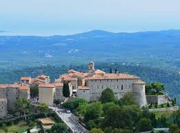 Houses are built of stone and roofed with rounded tiles. Tourisme A Gourdon Visitez Gourdon Village Sur La Cote D Azur Avignon Et Provence