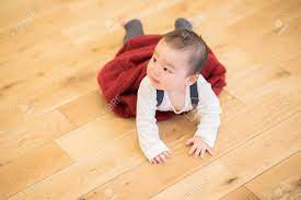 部屋の木の床を這う日本の赤ちゃんの写真素材・画像素材 Image 165080175