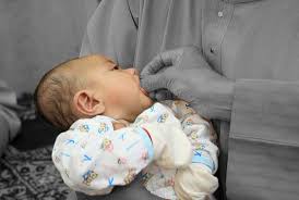 Yuk para ibu dan keluarga serta kita bersama siaga untuk menjaga kesehatan ibu dan bayi baru lahir untuk kehidupan lebih baik bagi perempuan dan anak serta bagi semua. Tahnik Bayi Info Hukum Hikmah Dan Kaedah Bidadari My