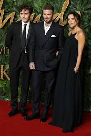 David beckham's net worth is usually estimated at around £300 million (or $450m). Mega Millionare So Viel Verdient Die Beckham Familie Promiflash De