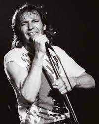 VASCO ROSSI IN CONCERTO 1983 Il tour, iniziato con 3500 persone a concerto  nei campi sportivi e nelle piazze, dopo sole dieci date raggiunge le  ventimila persone, che continuano ad aumentare. Il