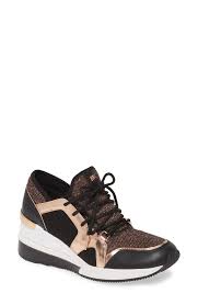 Pin By Burhan Ataykan On Burhan Ozel Modelleri In 2020 Womens Sneakers Womens Shoes Sneakers Strap Sandals Women