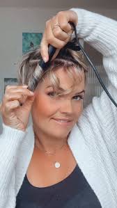 24 days of hair inspo #salirasa #adventcalendar #kurzehaare #flatiron  #curls it’s a micro styler 1cm wide