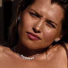 Kundfavorit ❤️ Ett exceptionellt trendig och exklusiv look får du med  snygga Pilgrim örhänge Kaylee silver 😎 Örhängena är silverpläterade  örhängena med preciosa-kristaller som skapar en illusion av en glittrande  klo som