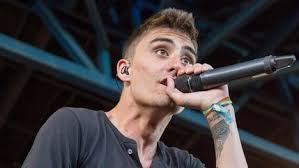 Menestyneen metallibändin laulaja Kyle Pavone