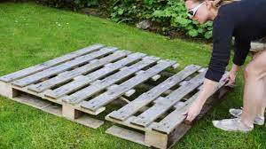 It doesn't take up much space while still adding some rustic country charm. Creative Ideas Diy Strawberry Pallet Planter I Creative Ideas