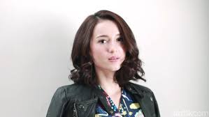 Julie estelle has two older sisters, her older sister cathy sharon is also an actress, julie was born to a french father and indonesian mother, she. Meoa9buiy7jupm