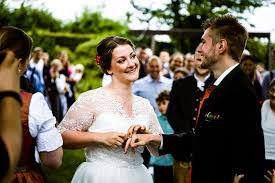 Ein Ruhrender Einblick In Annika Und Christians Zunftig Bayerische Hochzeit Auf Dem Hof Bauer Kammesheidt Hochzeit Hochzeitsfotografie Fotografie