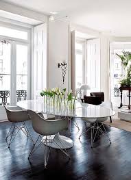 Design Under The Influence Saarinen S Tulip Collection La Dolce Vita Oval Table Dining Dining Room Inspiration Home Decor