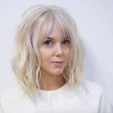 baby blonde lob with bangs by tim morrison haarschnitt kurz haarschnitt kurze haare mit pony
