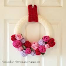 These valentine's day wreaths have been blowing up pinterest recently. Valentine S Day Wreath Crochet Along Hooked On Homemade Happiness