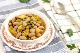L'inverno sembra tornato prepotentemente con le sue ghiacciate mattutine e a me è venuta ancora voglia di zuppe e minestre, quelle che scaldano il cuore. Zuppa Di Borlotti E Piselli Spezzati Pane E Gianduia