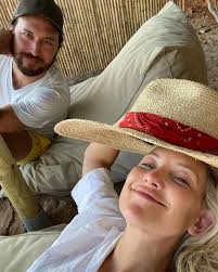 Tunangan, 10 Potret Romantis Kate Hudson dan Danny Fujikawa