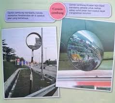 Pelan kubaringkan tubuh di sisi tante yang tidur telentang dan, entah ada dorongan apa di luar masih gelap, dalam kilasan cahaya dari kamar mandi kuamati wajah tante yang berkesan kuat dengan alis tebal. Penggunaan Cermin Dan Contoh Alat Optik