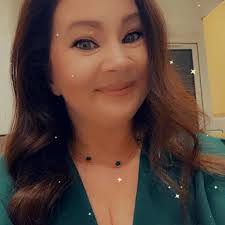 Am I the only one who does not find Stephen King scary? I know I'm a bit  twisted. I love him. Even IT at a young age didn't scare me. Twisted yes,