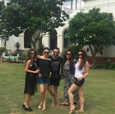 Oh Wow Kareena Kapoor Is Bringing In Her 35th Birthday With Friends And Family At The Pataudi Palace Kareena Kapoor Khan Kareena Kapoor Celebrities
