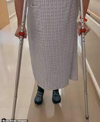 Brooke Shields Says She S A Fighter As She Discusses Overcoming A Broken Femur And Complications Daily Mail Online