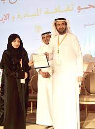 معالي وزير التجارة والصناعة الدكتور توفيق الربيعة مع أصغر متسابقة في لقاء ريادة الأعمال بجدة dresses wedding dresses bridesmaid dresses