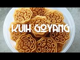 Allow the kuih ros to fry in the oil until golden brown. Kuih Goyang Loyang Ros Youtube