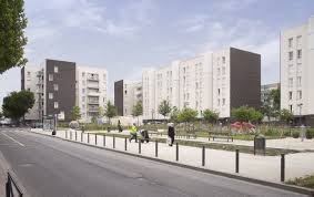 About 80,000 people lived there in 1999.the people who live there are called the aulnaysiens. Aulnay Sous Bois 93 Les Quartiers Nord 1001 Vies Habitat
