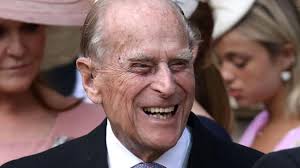 Le prince consort était aussi connu pour sa manière particulière de saluer ses visiteurs et d'amorcer la conversation. Royaume Uni Le Prince Philip Fete Ses 99 Ans Et Devoile Une Nouvelle Photo Avec La Reine