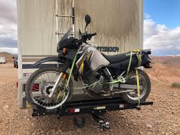 The hitch bike rack safely carries your bike when you fit it at the receiver of the trailer hitch of your car or truck. How To Flat Tow While Using A Motorcycle Rack Rv Motorcycle Carrier Wanderusliving
