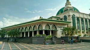 Kita tahu bahwa kebanyakan, model atap kubah hanya diaplikasikan pada desain masjid untuk menunjukkan identitas kesakralannya. Masjid Ciamis Yang Penuh Cerita