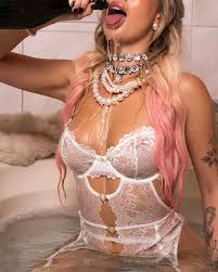 No tengo vergüenza de mostrarme: Fran Maira comparte destapada sesión de  fotos en un motel y responde a las críticas