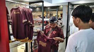 Psm makassar vs persija highlights final leg 2 piala indonesia 2019 psm makassar vs persija hallo guys , dii episode kali ini saya mereview jersey home psm makasar musim 2020 ,so gmna. Berita Foto Jersey Psm Laris Di Boot Store Official Psm Makassar Mari Tribun Timur