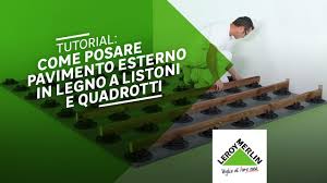 Pavimento a quadrotti in legno adatto per l'esterno. Tutorial Come Posare Pavimento Esterno In Legno A Listoni E Quadrotti Leroy Merlin Youtube