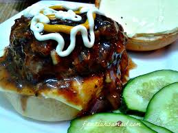 Siz de evinizde hamburger hazırlayabilir ve klasik bir atıştırmalık hazırlamanın dışına çıkabilirsiniz. Burger Bakar Sos Lada Hitam