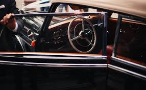 Jadi ahli kunci muliakey mampu melakukan cara membuka pintu mobil yang terkunci sekaligus melakukan pembuatan kunci mobil yang hilang dan akan mengerjakan pembuatan kunci mobilnya di tempat anda tentu dengan waktu yang relatif cepat yang biasanya ahli kunci yang lain akan. 7 Cara Membuka Pintu Mobil Yang Terkunci Dengan Penggaris