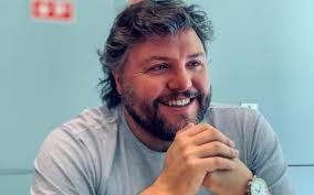 It is known for its collaborations with herman josé in hora h program, and the comic characters (like alzira). Cesar Mourao Tem Reacao Ligeiramente Vergonhosa No Momento Em Que O Filho Nasce Nova Gente