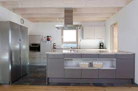offene kuche in grau braun kuchenstil kuchenprodukte braune kuchen
