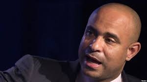 Ansyen Premye Minis Laurent Salvador Lamothe rejte rapò komisyon sena a ki  idantifye l kòm youn pami ansyen responsab gouvènmantal ki ta mal jere fon  lajan Petro Karibe a. Ansyen Premye Minis