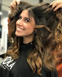 I capelli super lucidi di tendenza. Idola Milano E Essenziale Avere Capelli Super Lucidi Con Qualche Tocco Mezzo Tono Piu Chiaro Rispetto Al Colore Di Base Per Creare Un Gioco Di Sfumature Calde E Vibranti Tecnica Sun Natural Gianduia