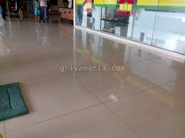 Ditambah adanya sofa yang juga warnanya gelap, sangat cocok untuk kamu yang menyukai gaya simpel. Pemilihan Warna Lantai Keramik Dan Efek Yang Ditimbulkannya Griyamania