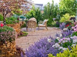 Brick Out Front Patio Could Be Concrete With Retaining Wall Along Curve Landscape Plants Would B Traditional Landscape Landscape Design Backyard Landscaping