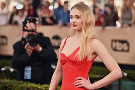 Apocalypse' star sophie turner graces the summer 2016 cover of asos magazine, looking casual. Sophie Turner Bose Styling Sunde Auf Kit Harringtons Hochzeit