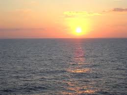 Rund um die sommersonnenwende ende juni feiert man in schweden am mittsommertag midsommar mit gesang, tanz, maibaum und blumenkranz im haar. Mitternachtssonne Und Mittsommerfest In Norwegen