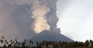 Sedikitnya 15 orang tewas dan puluhan ribu orang mengungsi di tengah kekacauan yang dipicu erupsi gunung api itu di kongo. Gunung Berapi Agung Muntahkan Asap Ramai Terperangkap Di Bali